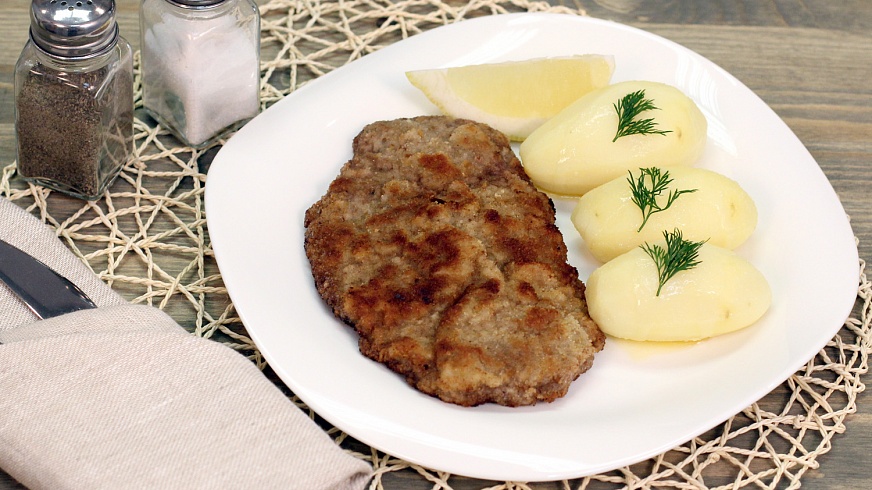Венский шницель (Wiener Schnitzel) с отварным картофелем